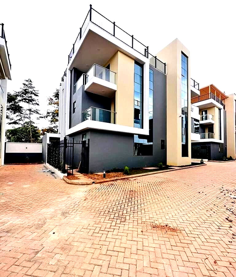 Newly Built 5-Ensuite Townhouse with DSQ & Open-Plan Living - Lavington
