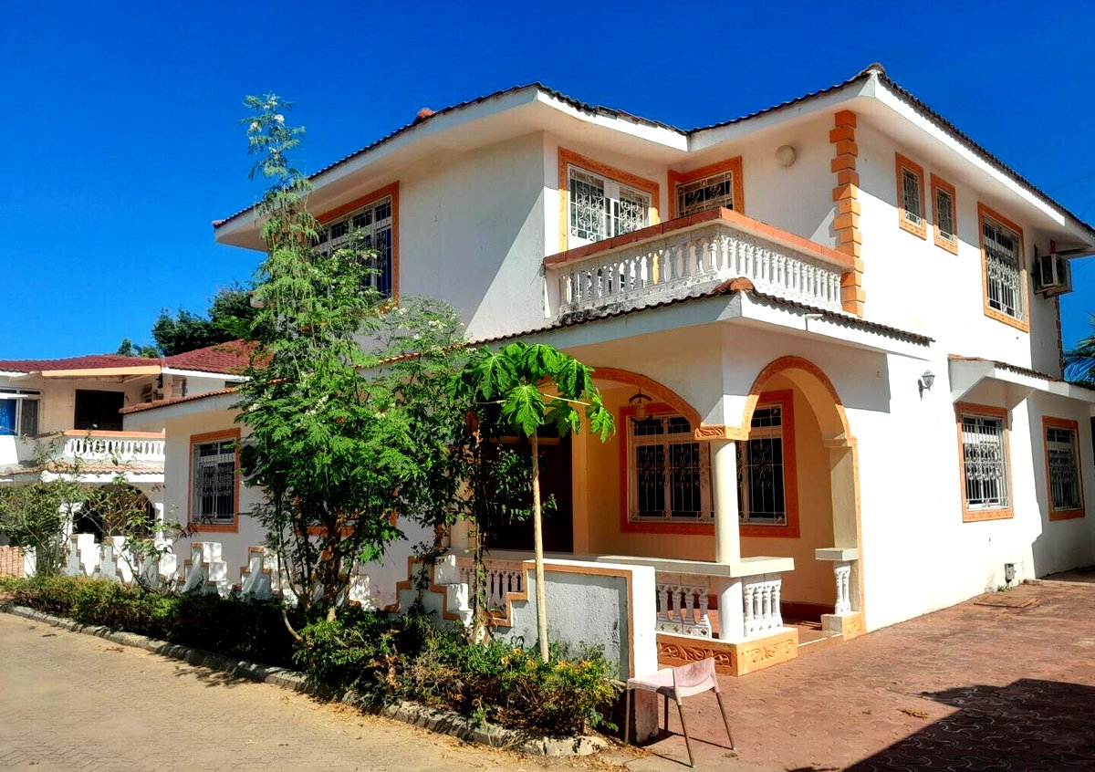 5BR Beachside Townhouse with Sea Breezes - Nyali, Mombasa