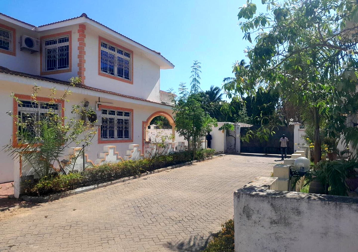 5BR Beachside Townhouse with Sea Breezes - Nyali, Mombasa