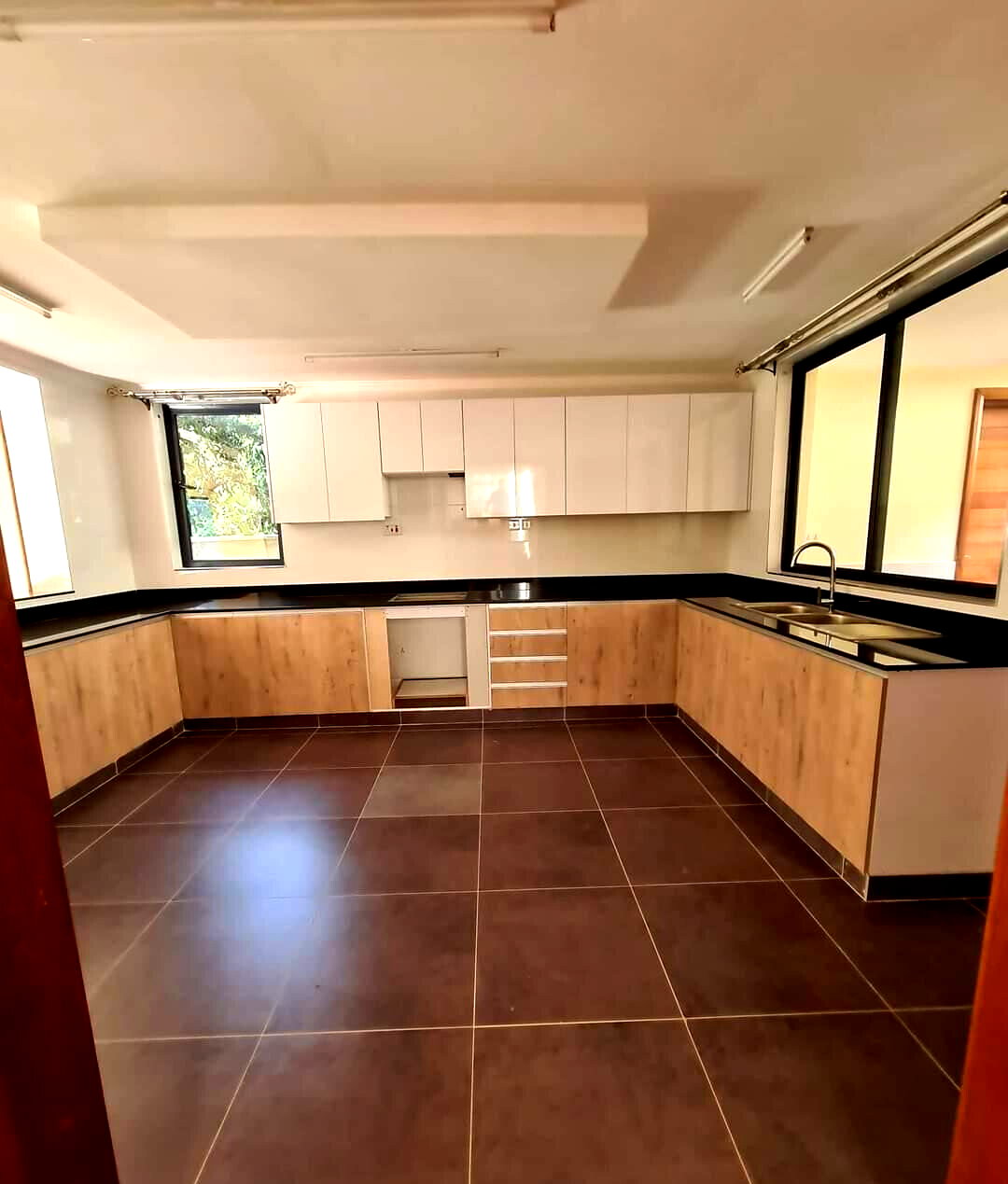 5-Ensuite Townhouse with Mature Garden & Generator - Lavington