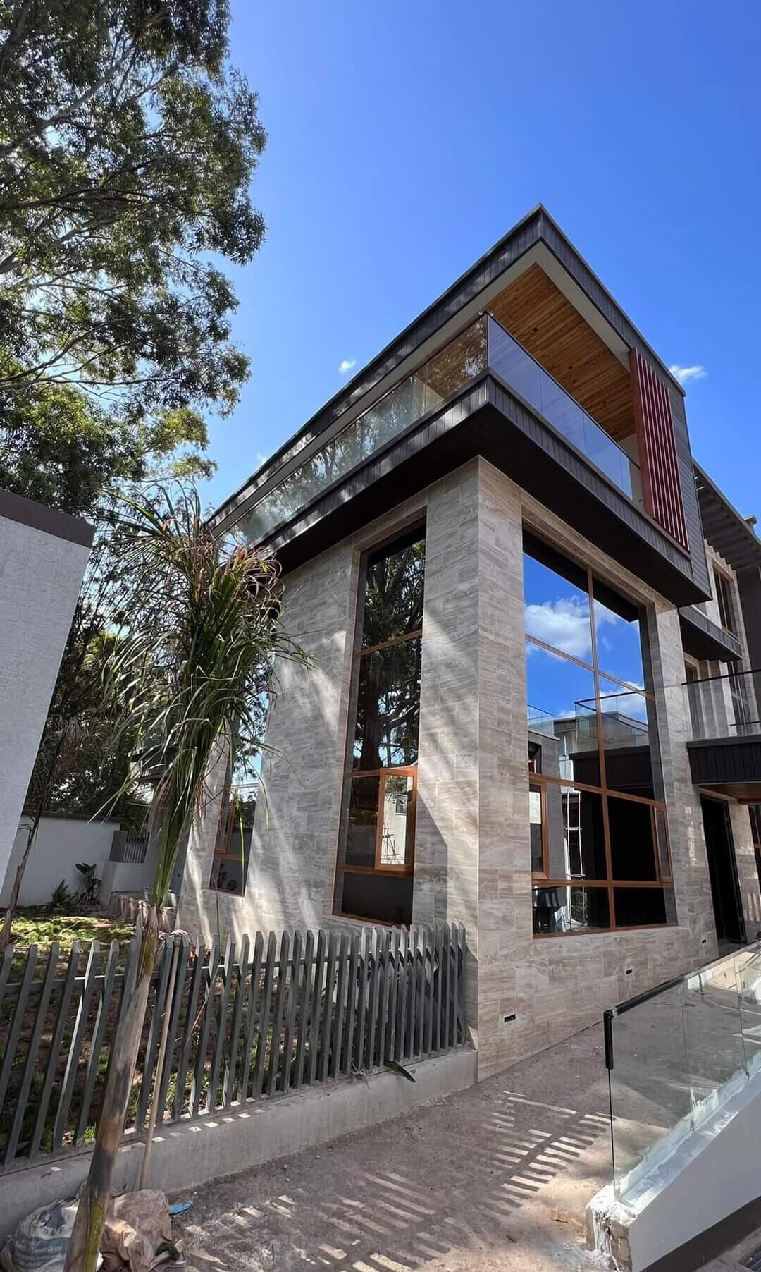 6-Ensuite Villa with Elevator & White Bar - Lavington