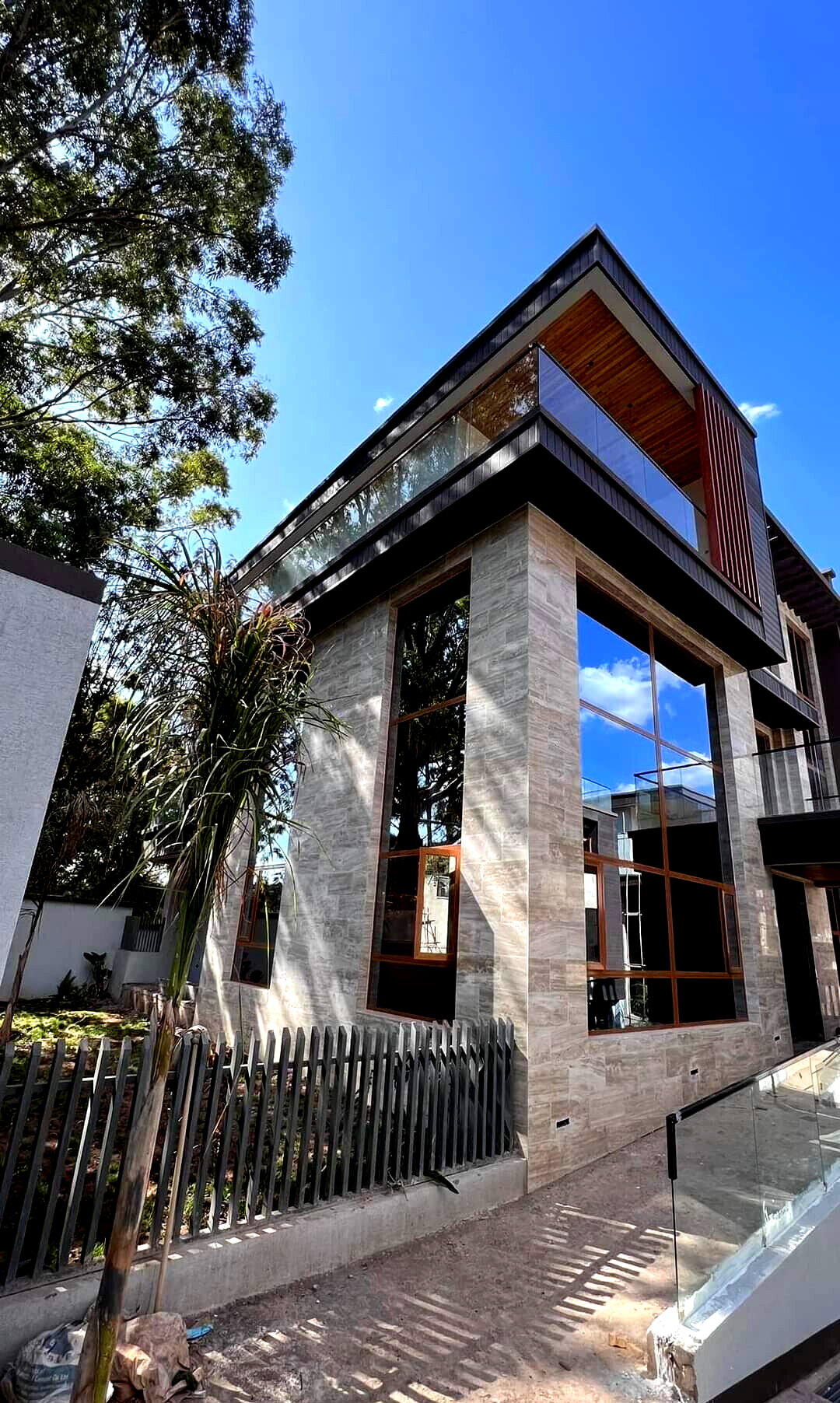 6-Ensuite Villa with Elevator & White Bar - Lavington