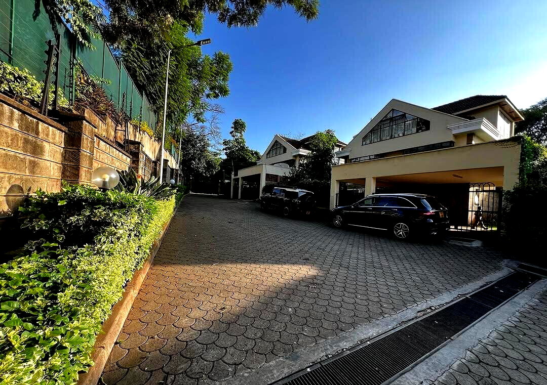 4-Ensuite Townhouse with Private Garden & DSQ - Lavington