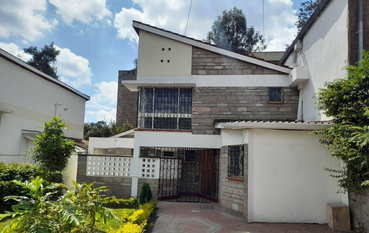 4BR Townhouse with DSQ & Front/Back Garden - Kilimani