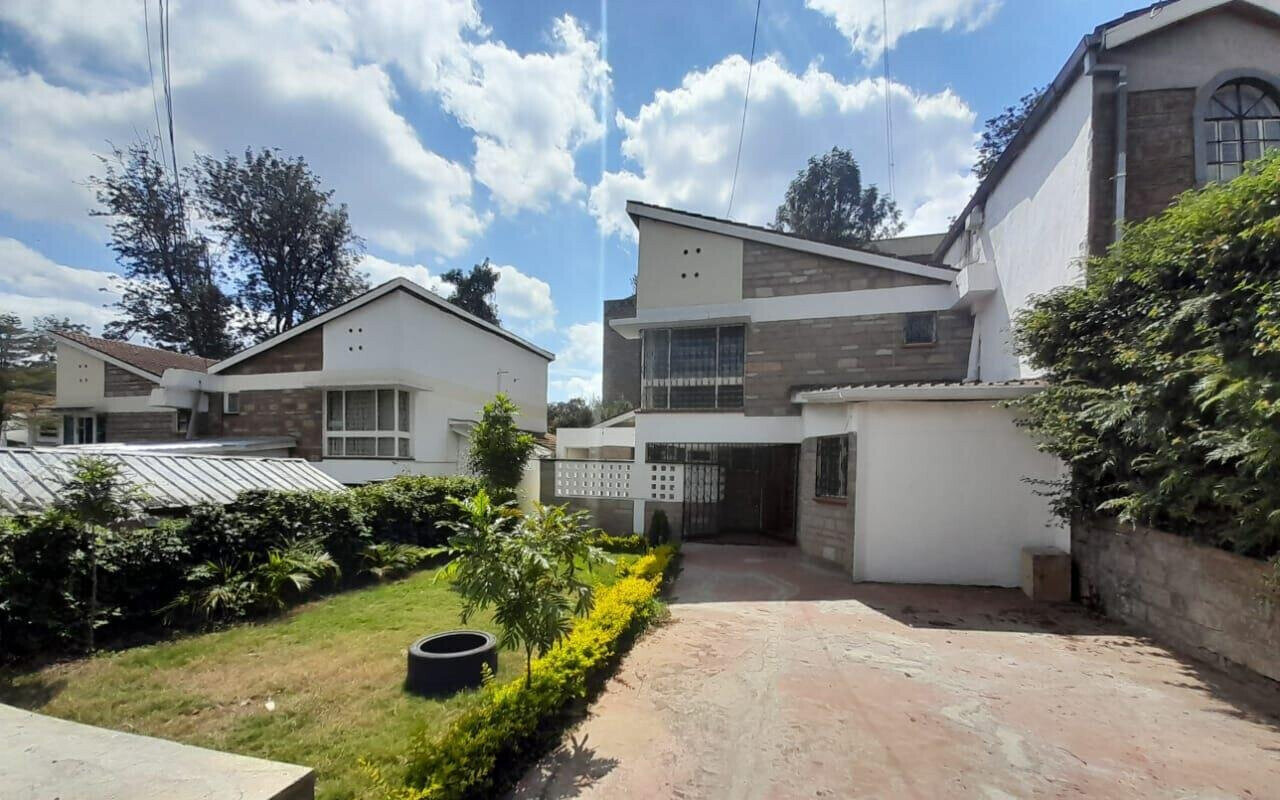 4BR Townhouse with DSQ & Front/Back Garden - Kilimani