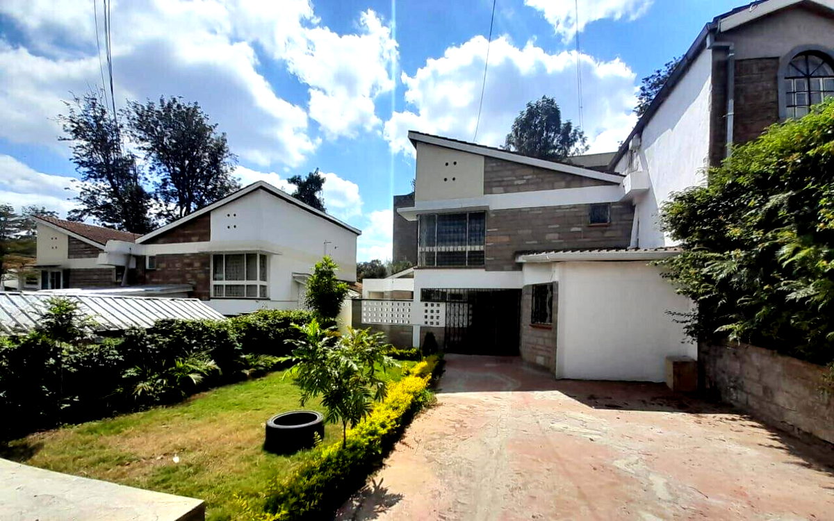 4BR Townhouse with DSQ & Front/Back Garden - Kilimani
