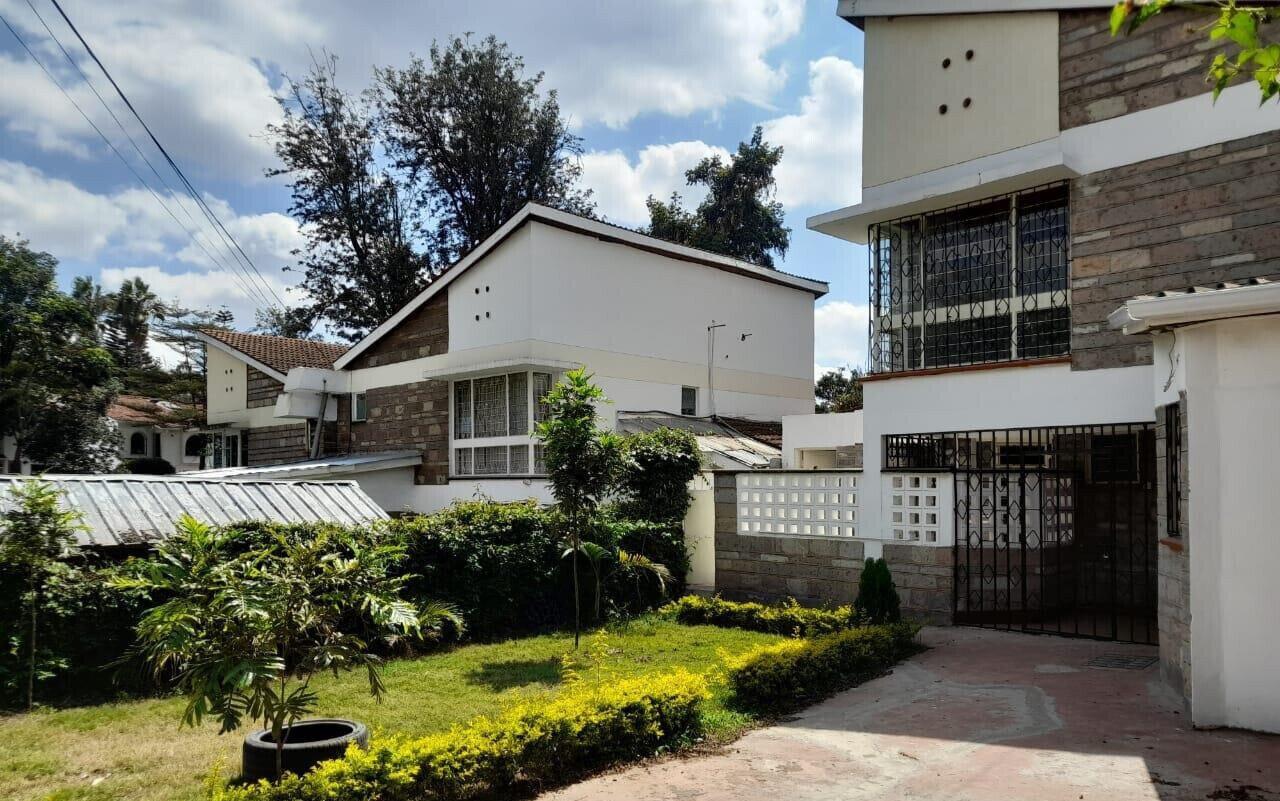 4BR Townhouse with DSQ & Front/Back Garden - Kilimani