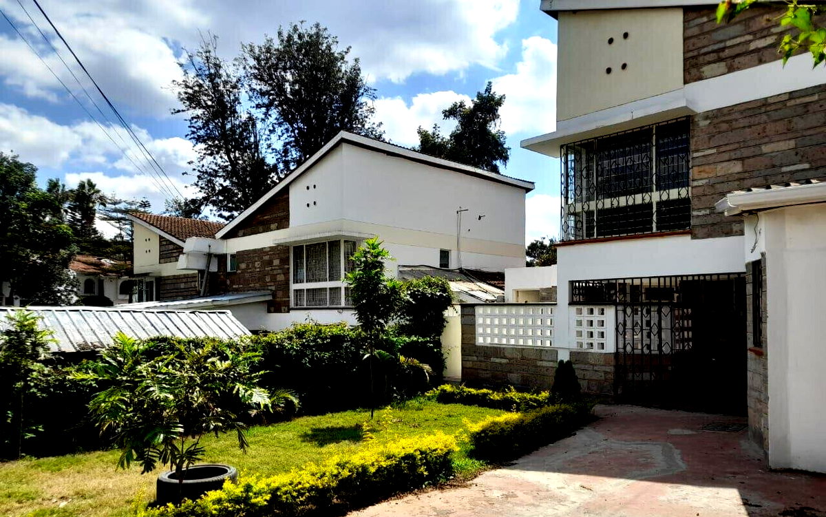 4BR Townhouse with DSQ & Front/Back Garden - Kilimani