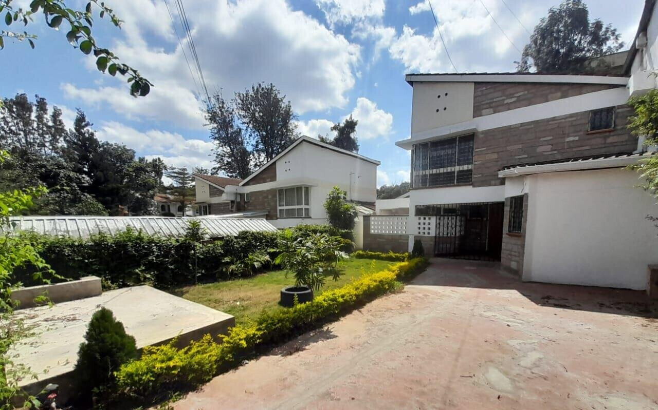 4BR Townhouse with DSQ & Front/Back Garden - Kilimani