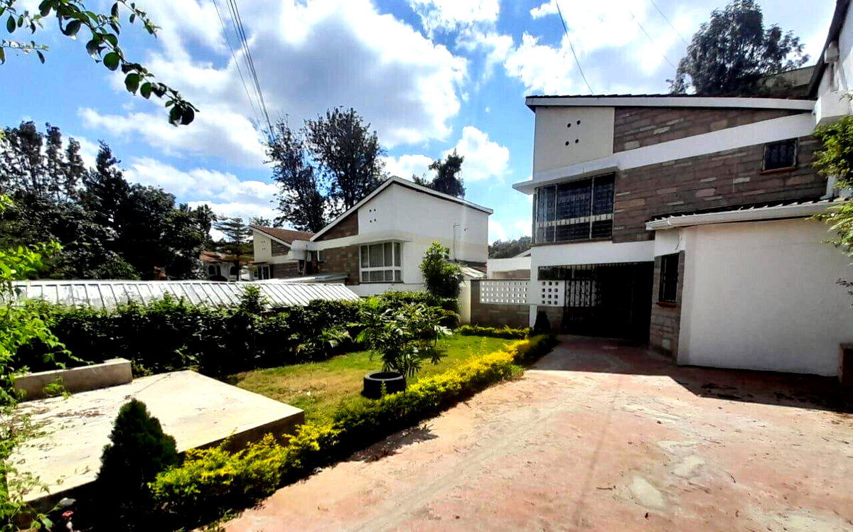4BR Townhouse with DSQ & Front/Back Garden - Kilimani