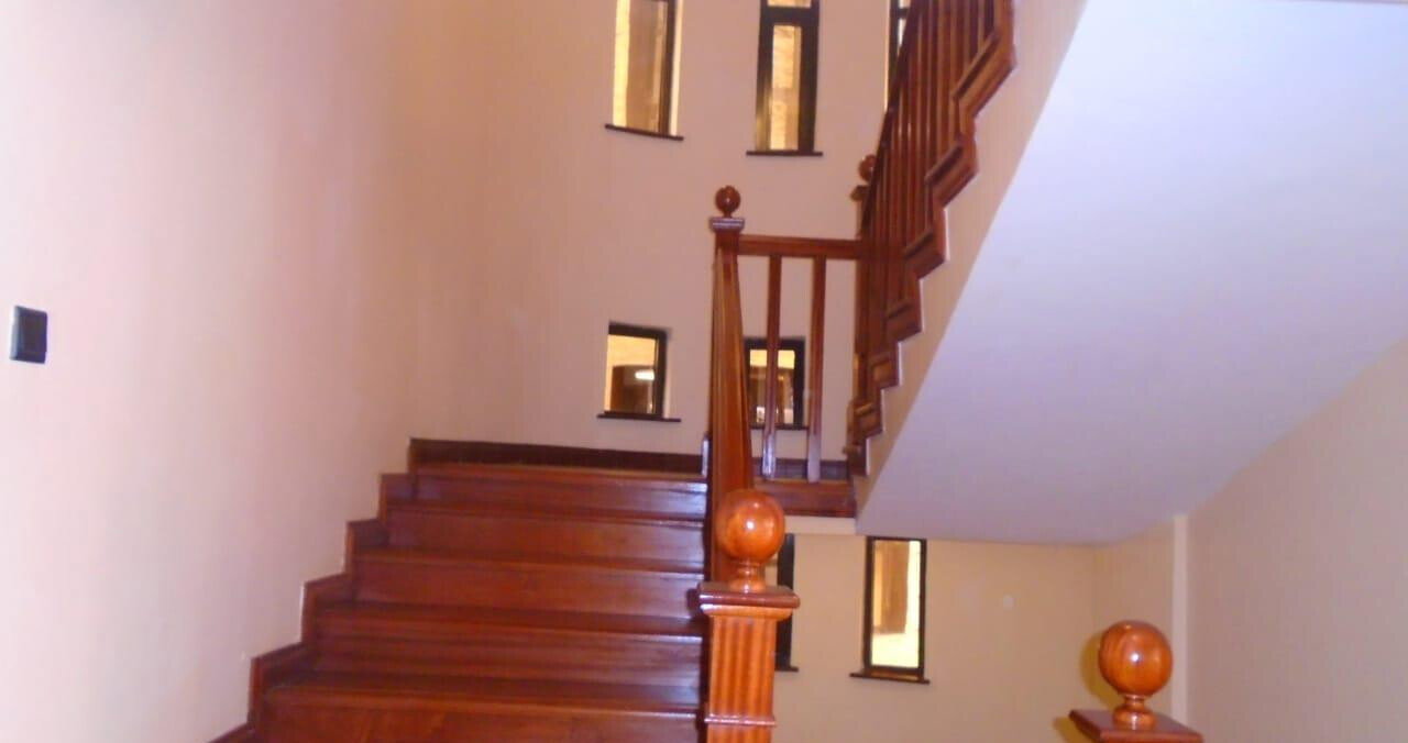 Ultra-Modern 5-Ensuite Townhouse with Chef's Kitchen - Lavington
