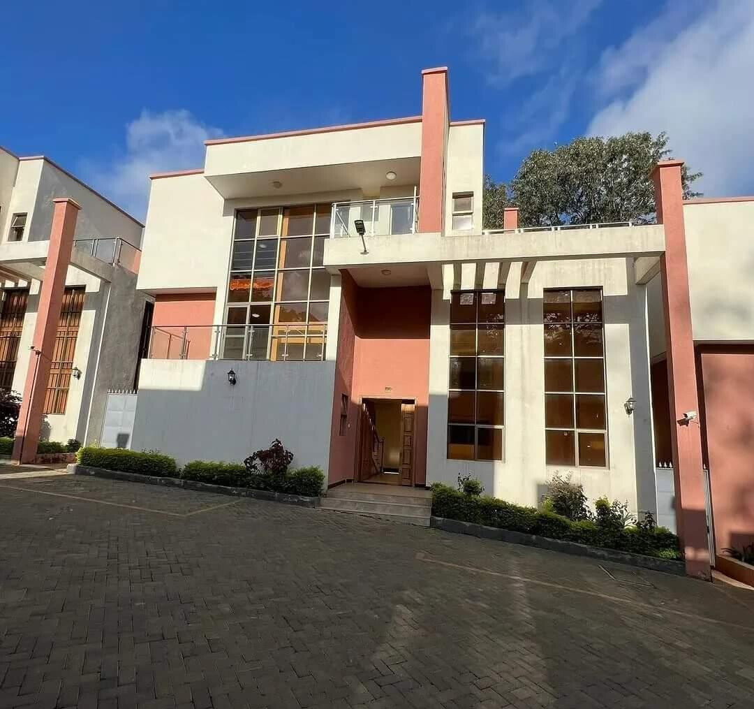 Pet-Friendly 5-Ensuite Townhouse with Rooftop Terrace - Lavington