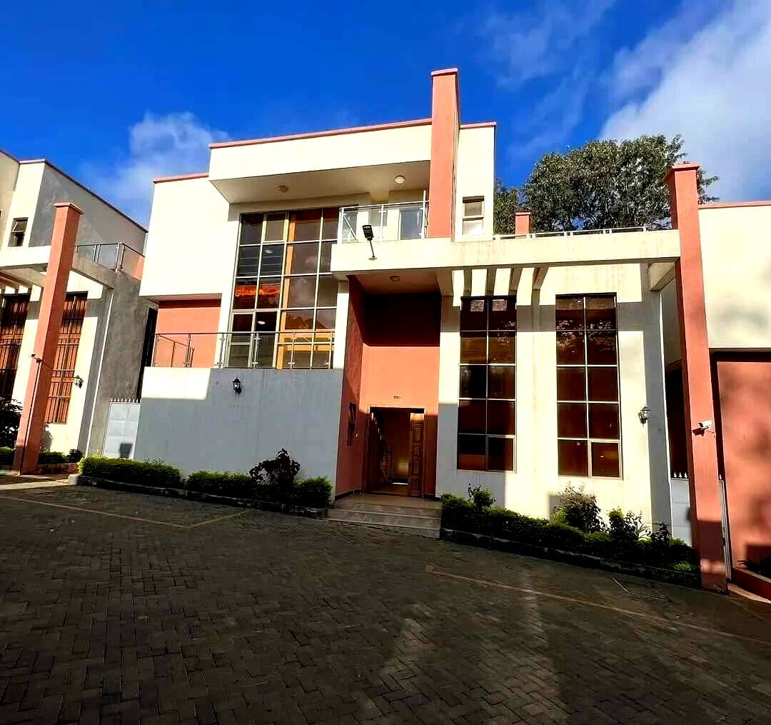 Pet-Friendly 5-Ensuite Townhouse with Rooftop Terrace - Lavington