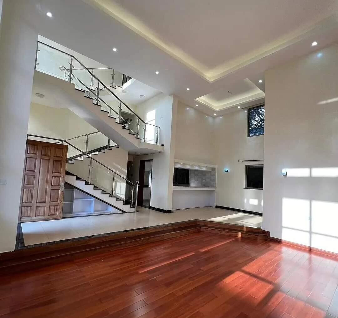 Pet-Friendly 5-Ensuite Townhouse with Rooftop Terrace - Lavington