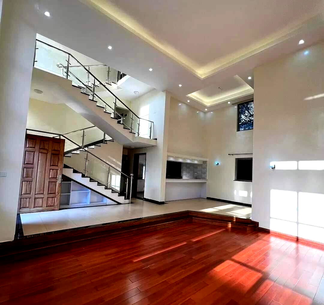 Pet-Friendly 5-Ensuite Townhouse with Rooftop Terrace - Lavington