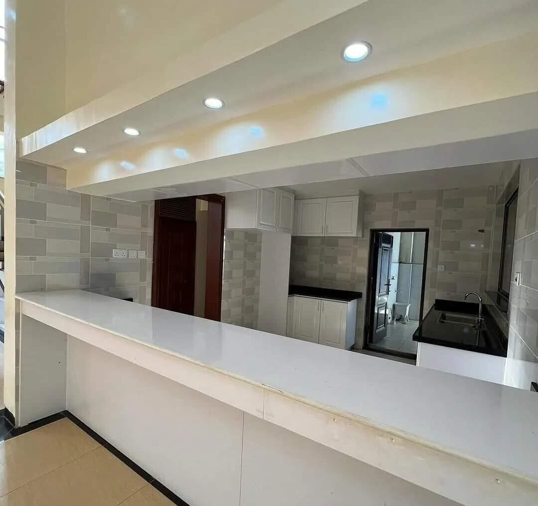 Pet-Friendly 5-Ensuite Townhouse with Rooftop Terrace - Lavington