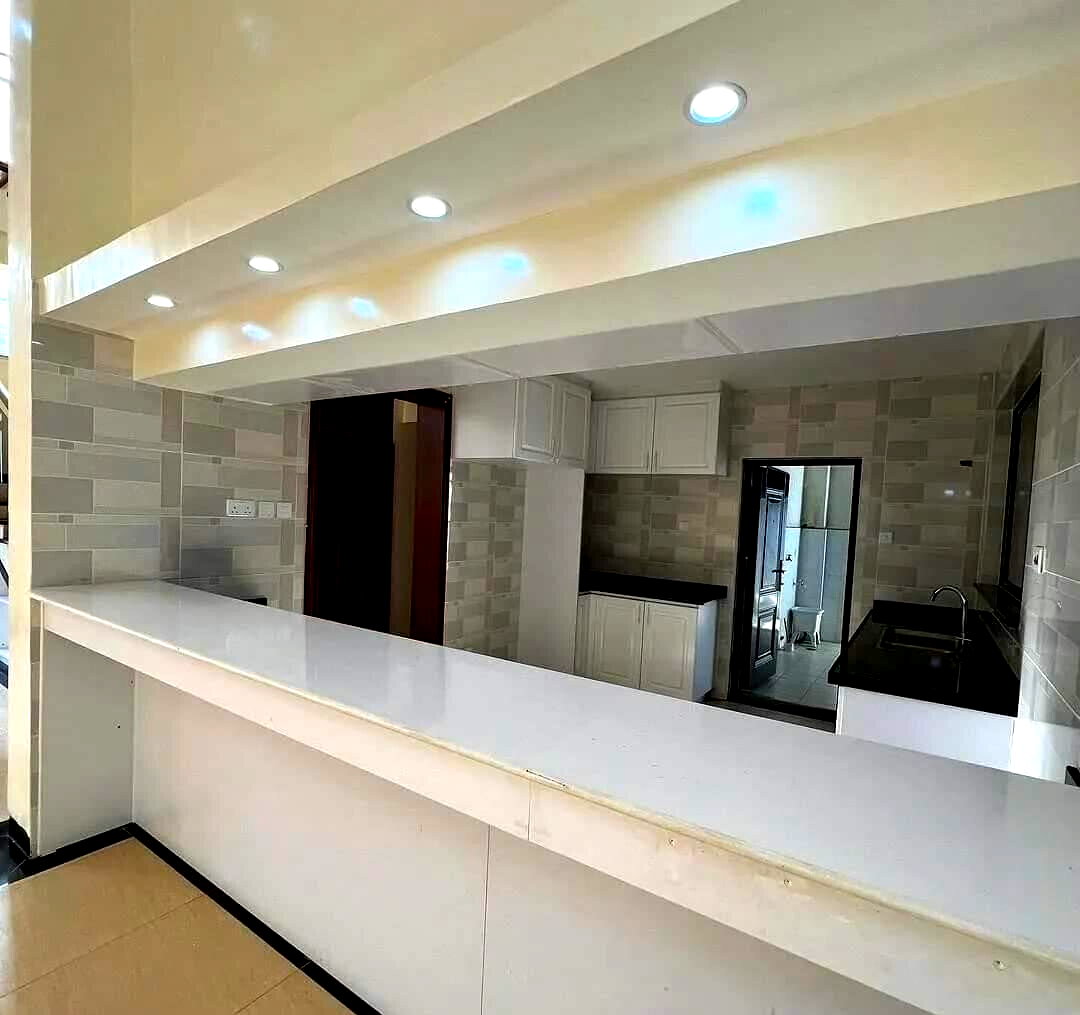 Pet-Friendly 5-Ensuite Townhouse with Rooftop Terrace - Lavington