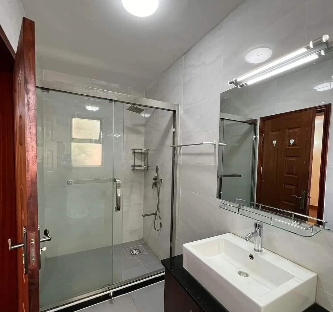Pet-Friendly 5-Ensuite Townhouse with Rooftop Terrace - Lavington