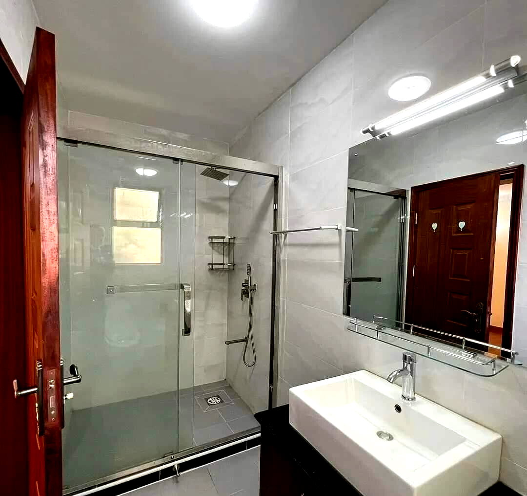 Pet-Friendly 5-Ensuite Townhouse with Rooftop Terrace - Lavington