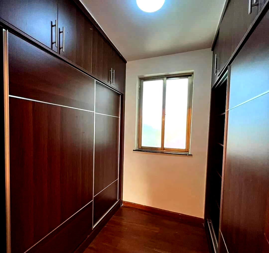 Pet-Friendly 5-Ensuite Townhouse with Rooftop Terrace - Lavington
