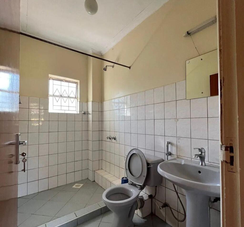 Sunken Living Room Townhouse with Fireplace - Lavington