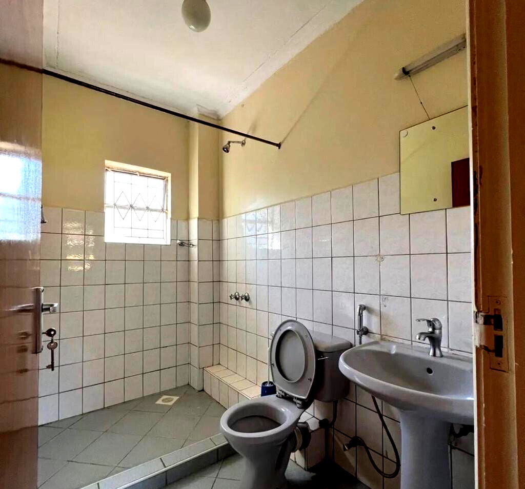 Sunken Living Room Townhouse with Fireplace - Lavington