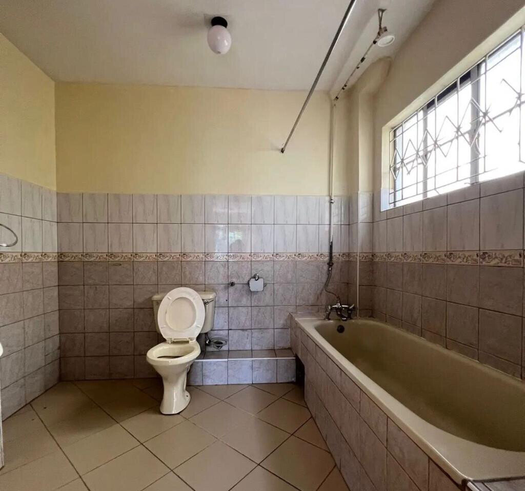 Sunken Living Room Townhouse with Fireplace - Lavington
