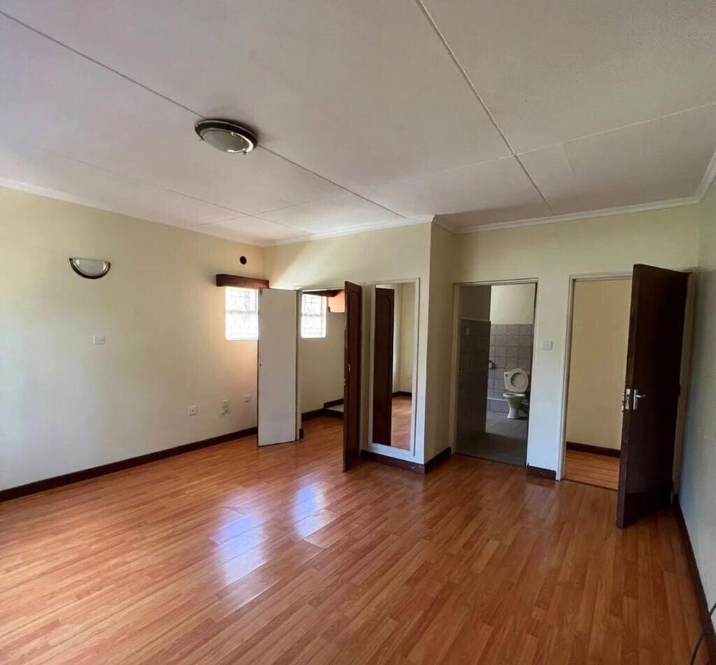 Sunken Living Room Townhouse with Fireplace - Lavington