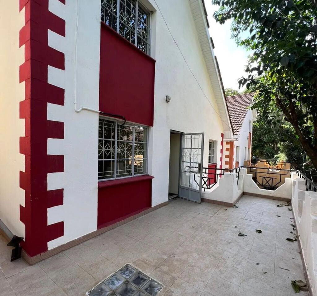Sunken Living Room Townhouse with Fireplace - Lavington