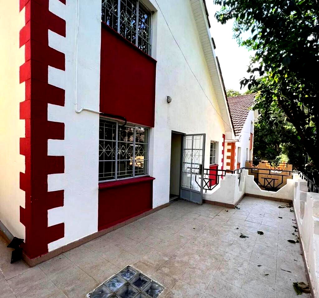 Sunken Living Room Townhouse with Fireplace - Lavington