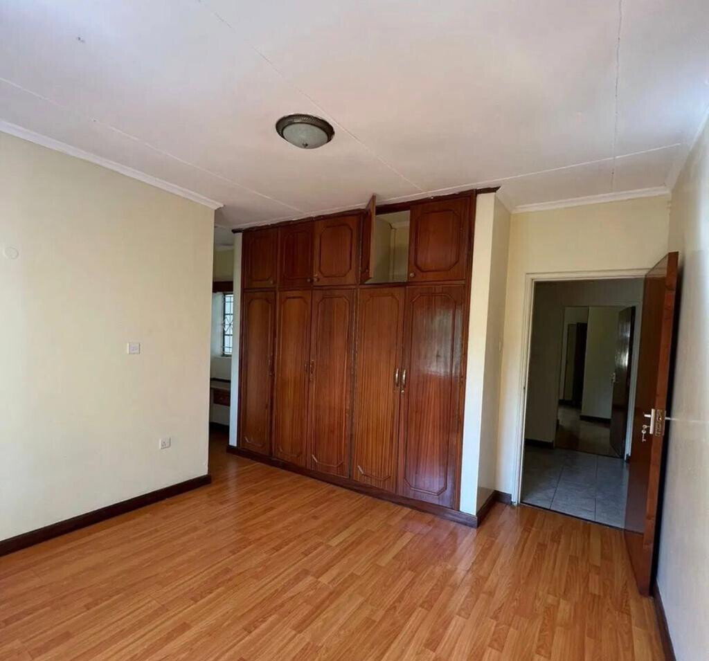 Sunken Living Room Townhouse with Fireplace - Lavington