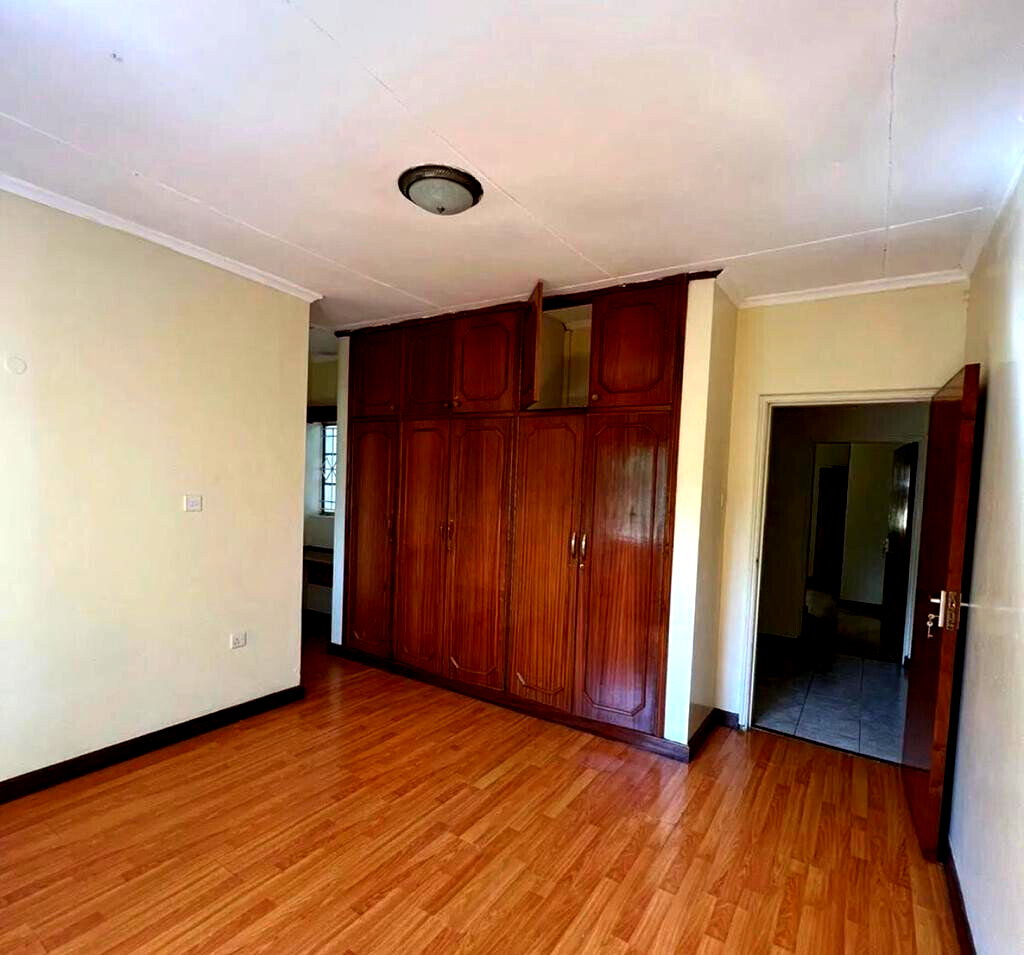 Sunken Living Room Townhouse with Fireplace - Lavington