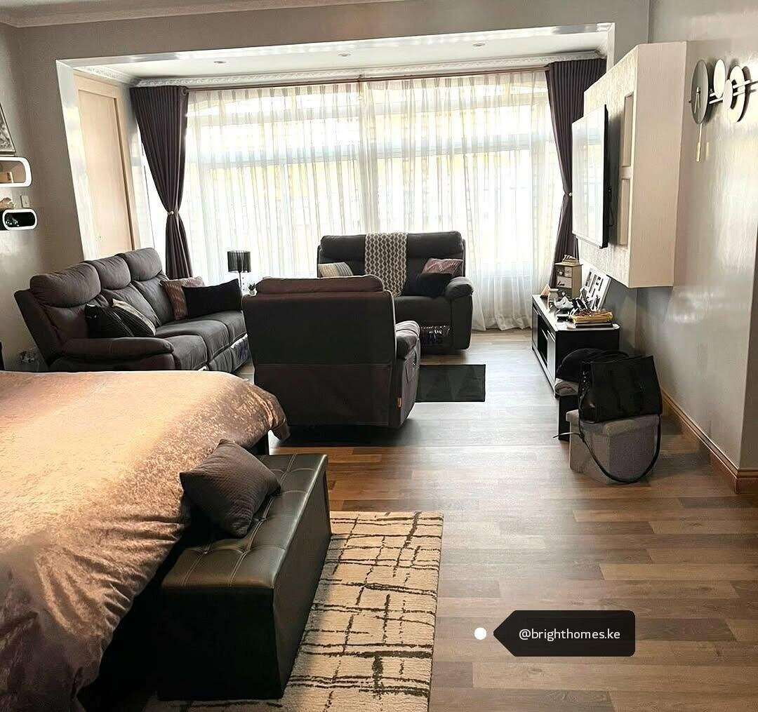 Upgraded 5-Bedroom Villa with Clubhouse & Pool - Riverside Drive