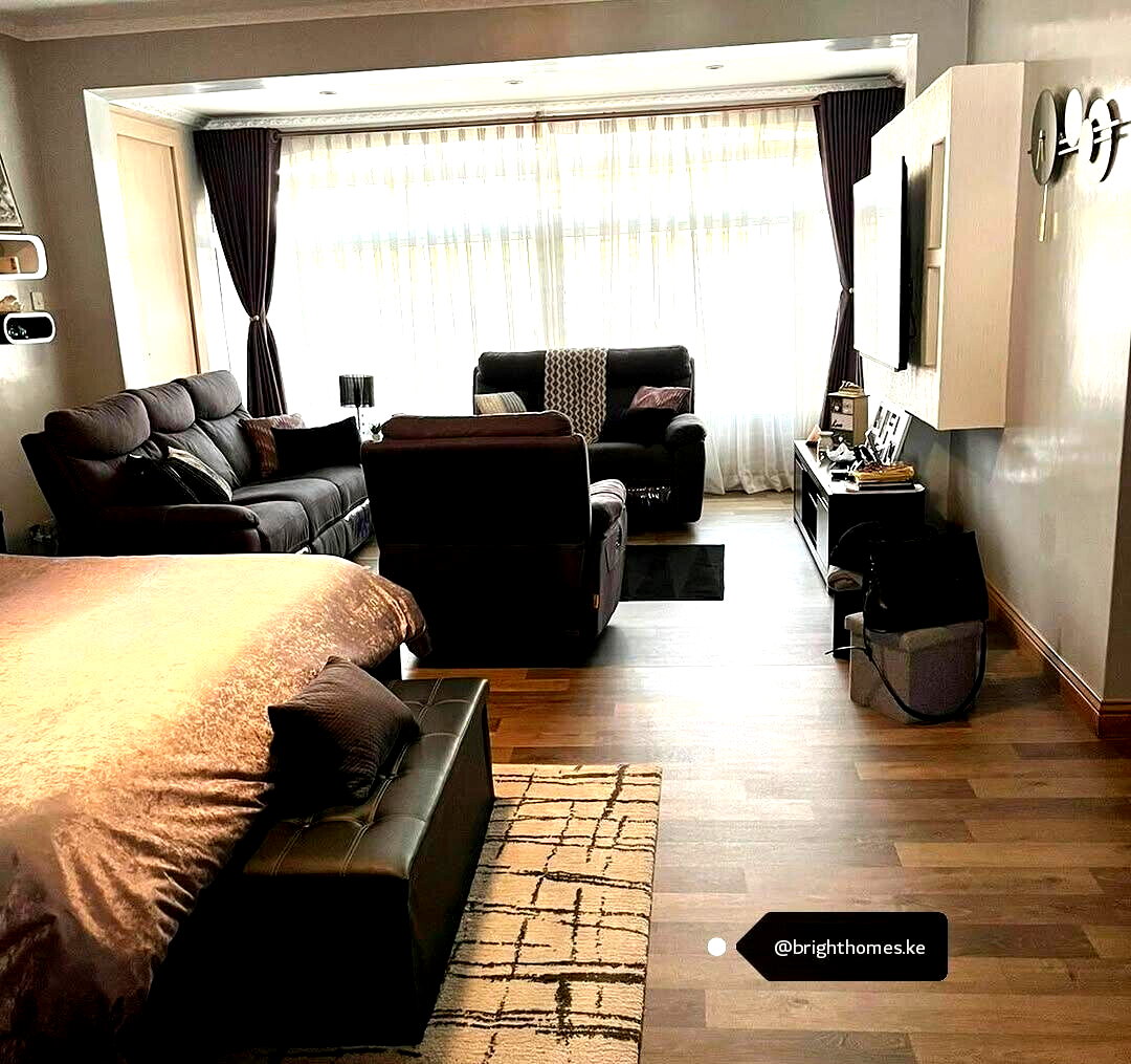 Upgraded 5-Bedroom Villa with Clubhouse & Pool - Riverside Drive