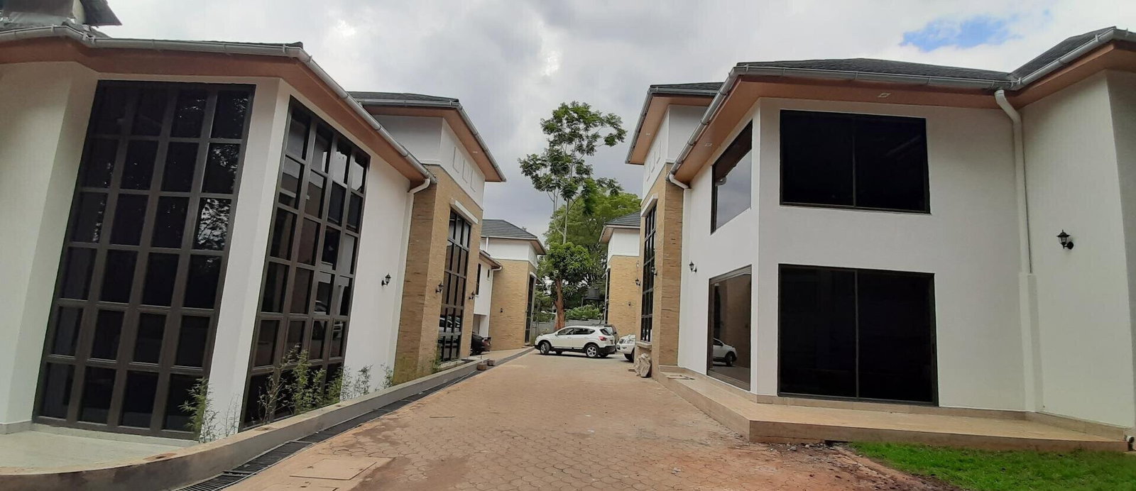 5-Ensuite Townhouse with Fireplace & DSQ in 4-Unit Gated Estate - Westlands
