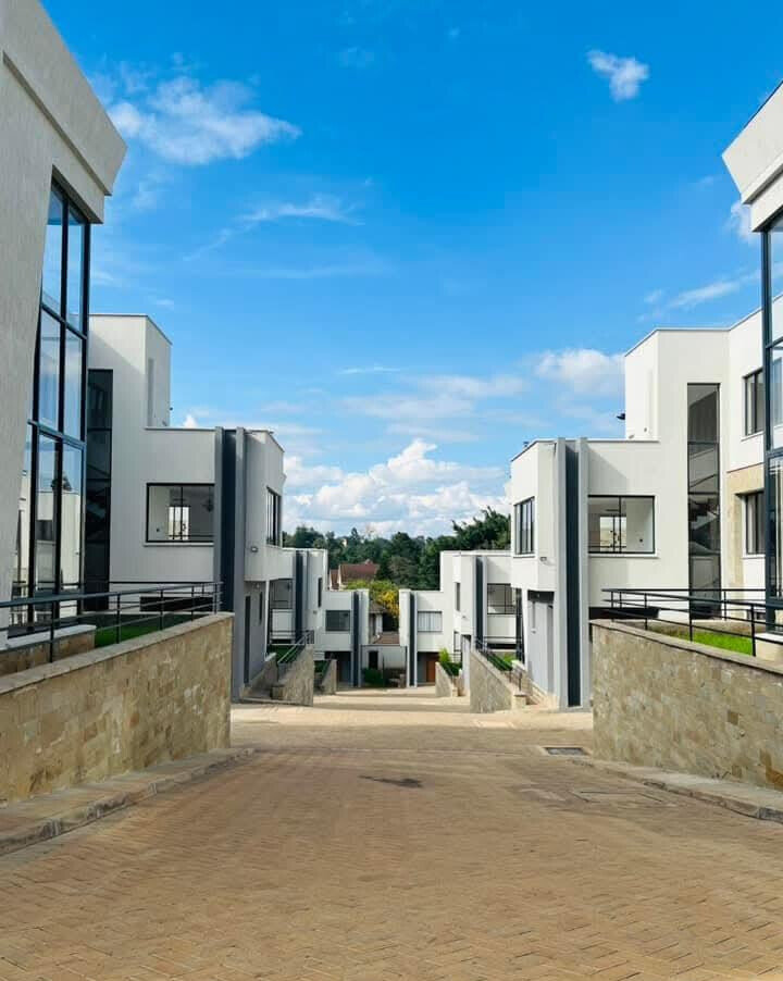 5-Ensuite Villa with Solar Heating & Borehole - Lavington