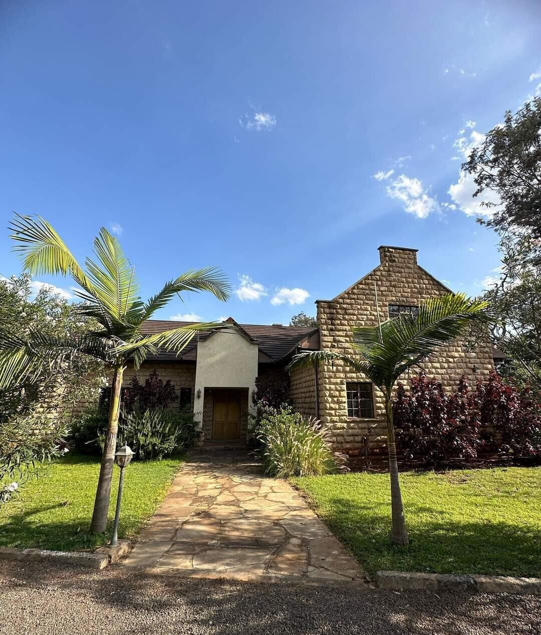 4-Ensuite Villa with Guest Wing on 3/4 Acre – Hardy, Karen