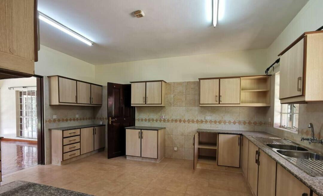 5BR All-Ensuite Townhouse on 0.75 Acres with Jacuzzi & Steam - Lower Kabete