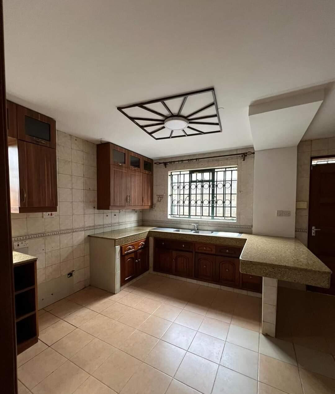 4-Bed Townhouse with Fireplace & Garden - Lavington