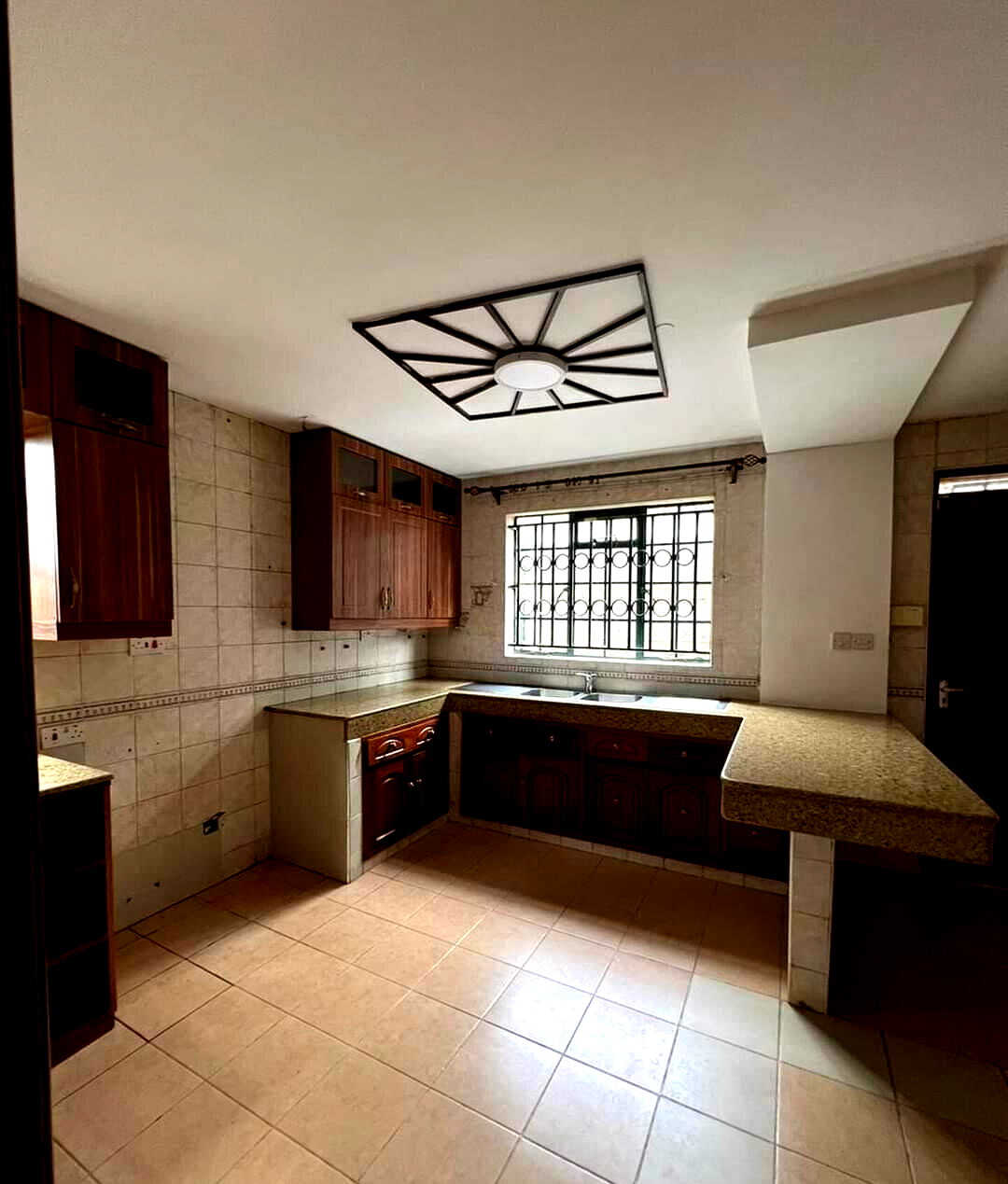 4-Bed Townhouse with Fireplace & Garden - Lavington