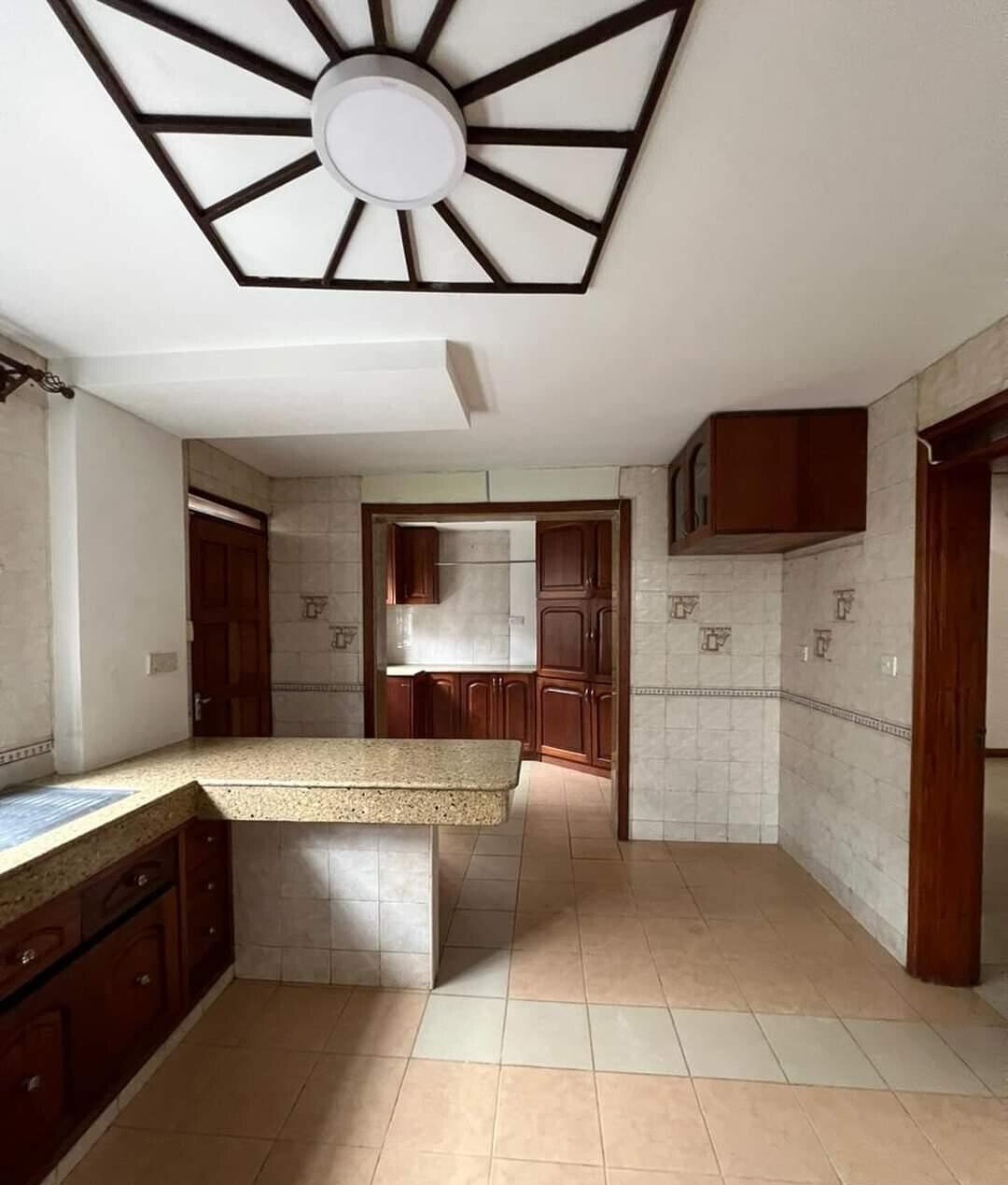 4-Bed Townhouse with Fireplace & Garden - Lavington