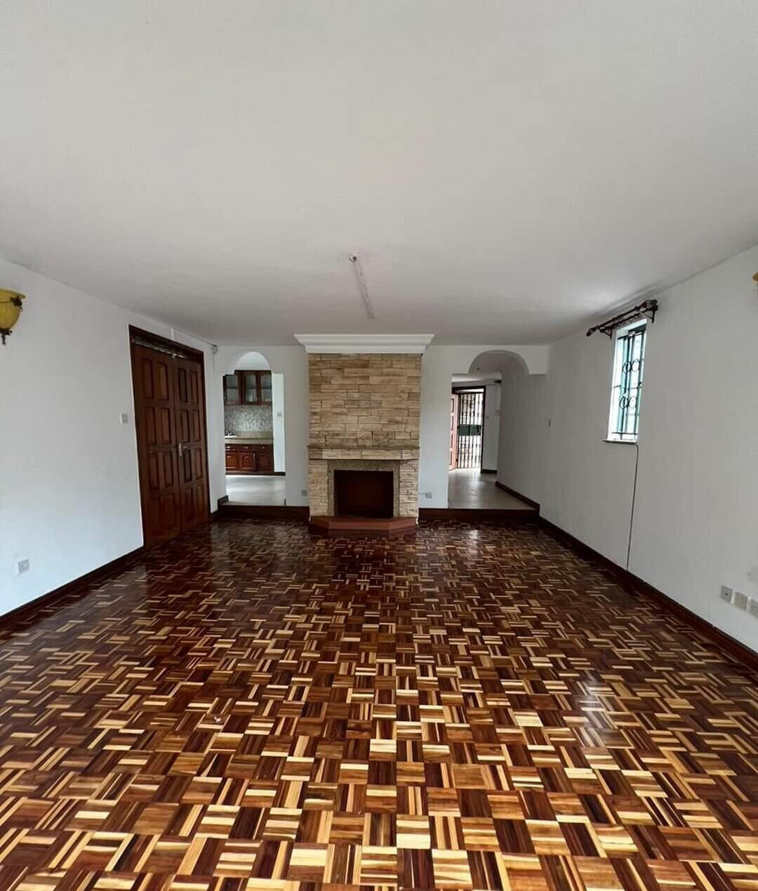 4-Bed Townhouse with Fireplace & Garden - Lavington
