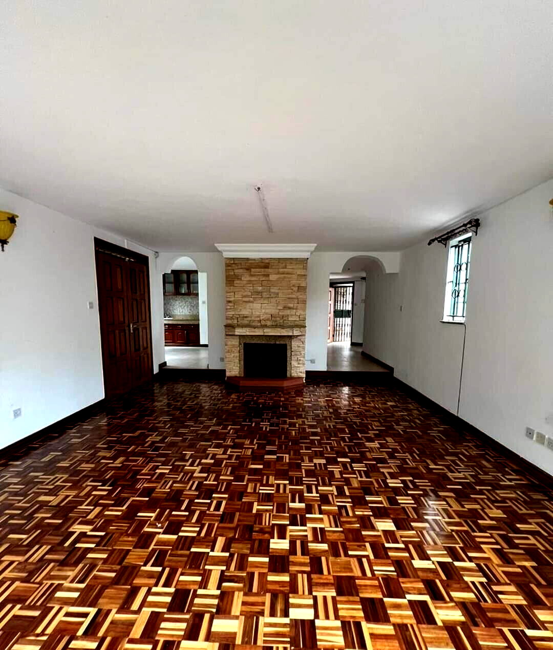 4-Bed Townhouse with Fireplace & Garden - Lavington