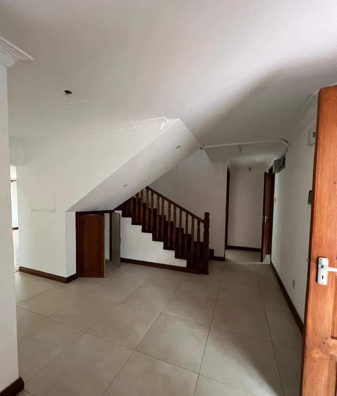 4-Bed Townhouse with Fireplace & Garden - Lavington