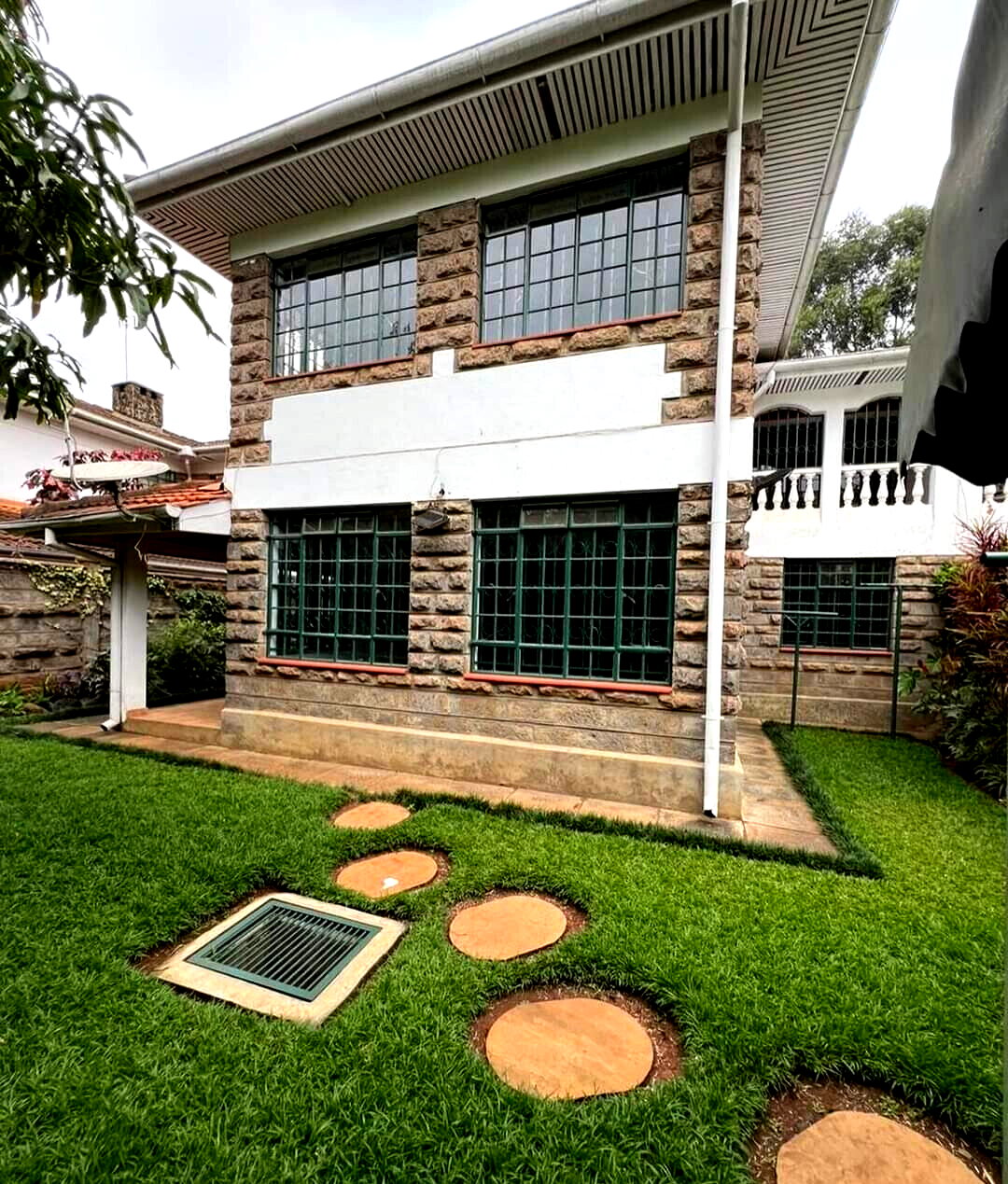 4-Bed Townhouse with Fireplace & Garden - Lavington