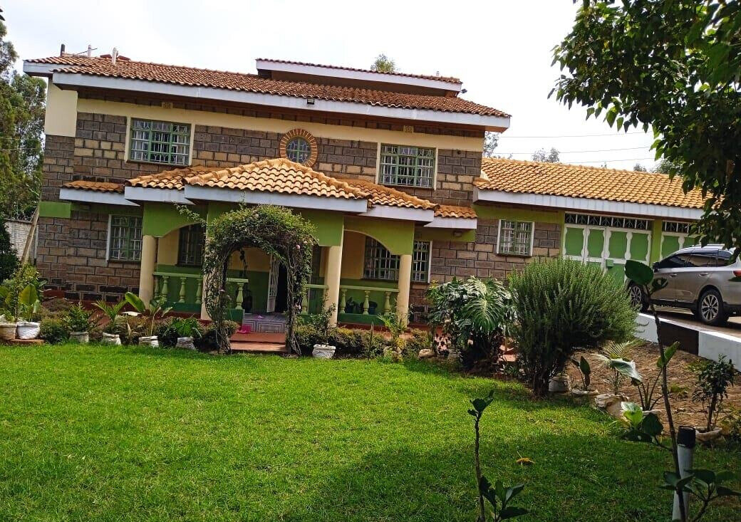 5BR Townhouse on Half-Acre with Mature Garden & DSQ - Ngong