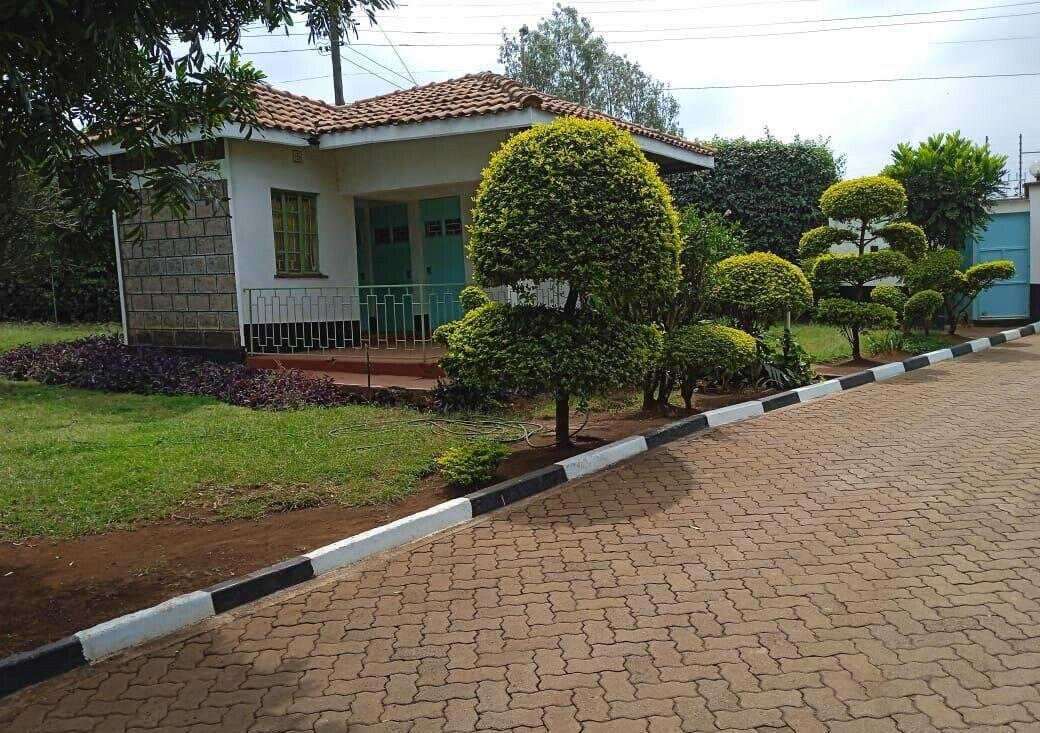 5BR Townhouse on Half-Acre with Mature Garden & DSQ - Ngong