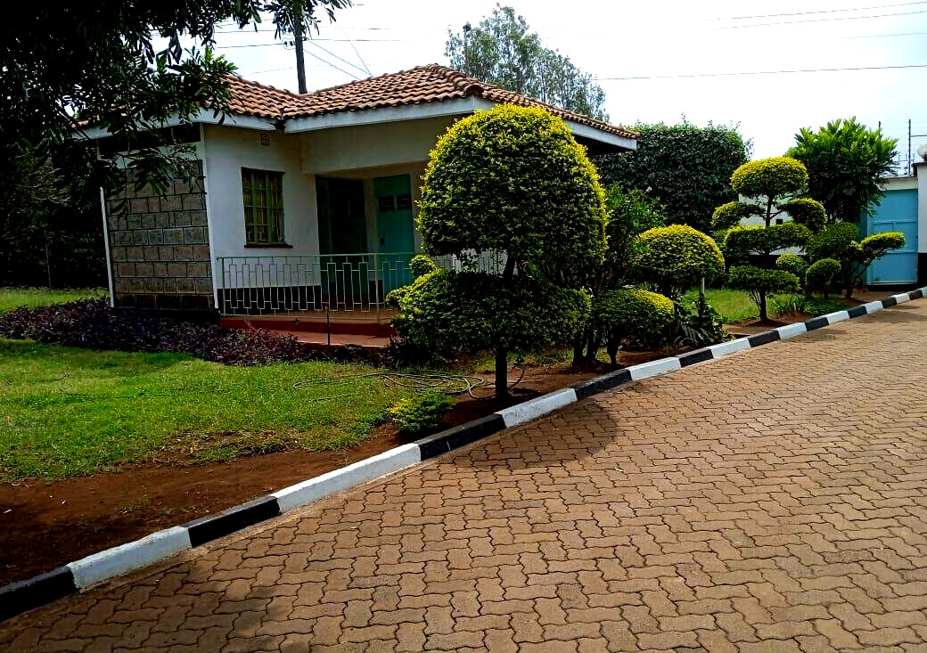 5BR Townhouse on Half-Acre with Mature Garden & DSQ - Ngong