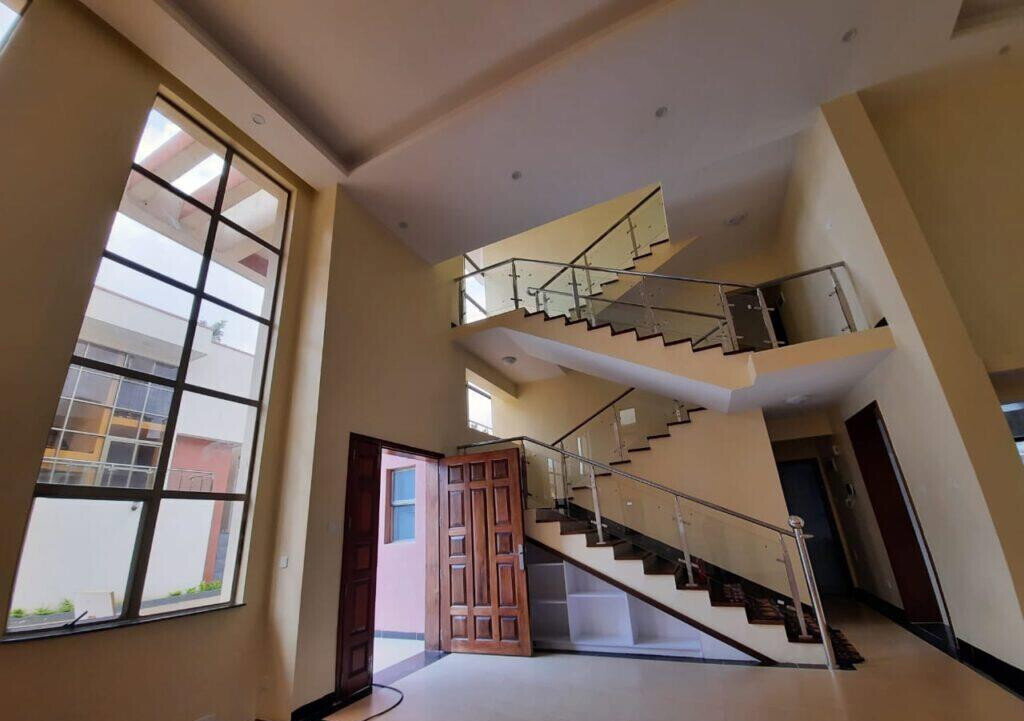 Newly Built 4-Bed Townhouse with Private Garden - Lavington