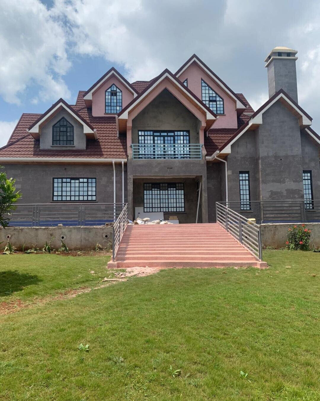 6-Bedroom Townhouse on Half-Acre, Tarmac Touch - Cianda